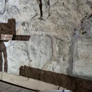 Réalisation d'une petite ouverture (Passage/liaison sous escalier)