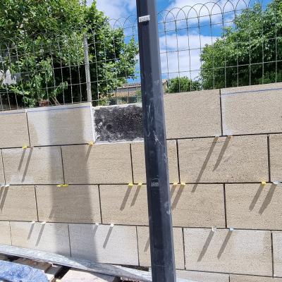 Placage naturel d'un mur en parpaing