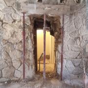 Réalisation d'une petite ouverture (Passage/liaison sous escalier)
