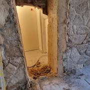 Réalisation d'une petite ouverture (Passage/liaison sous escalier)