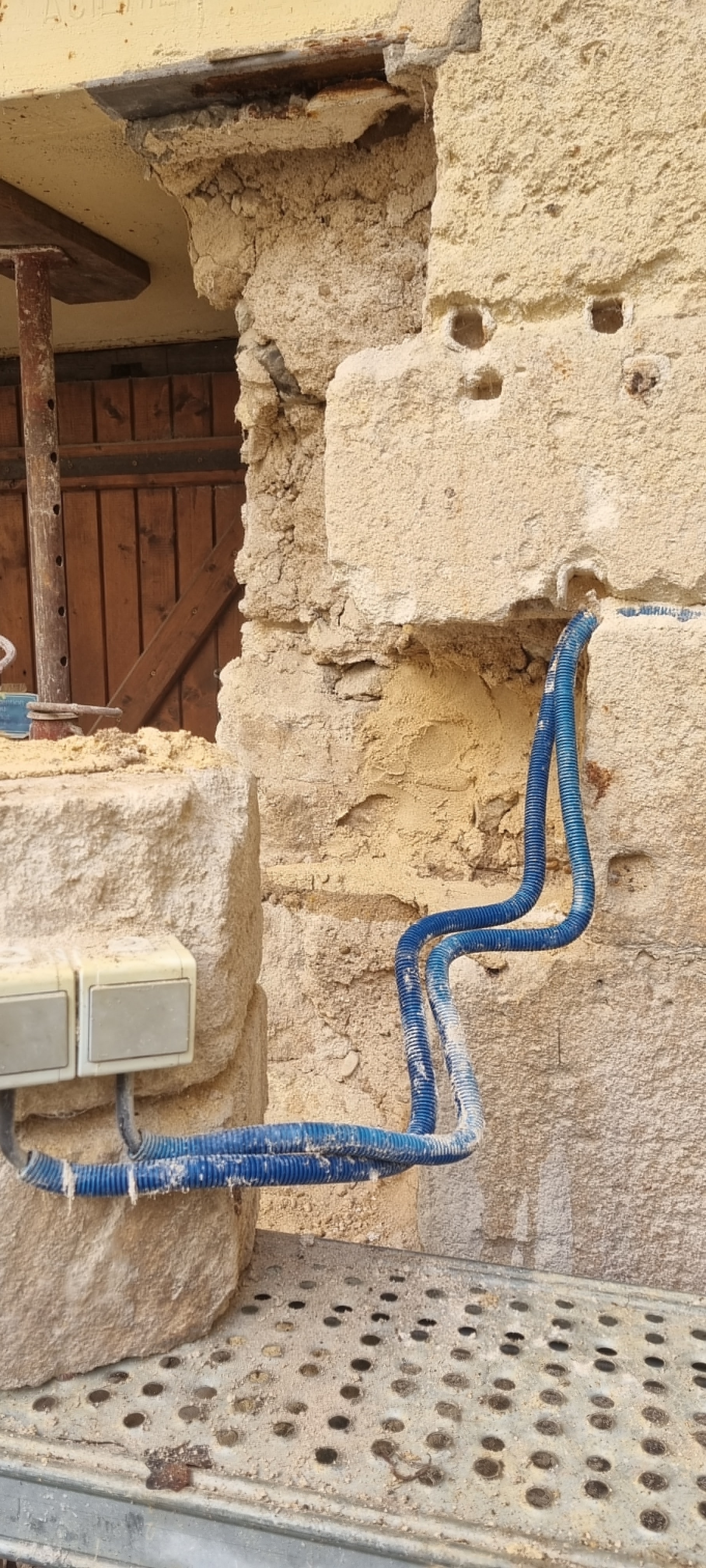 Restauration et reconstruction de l'angle en pierre