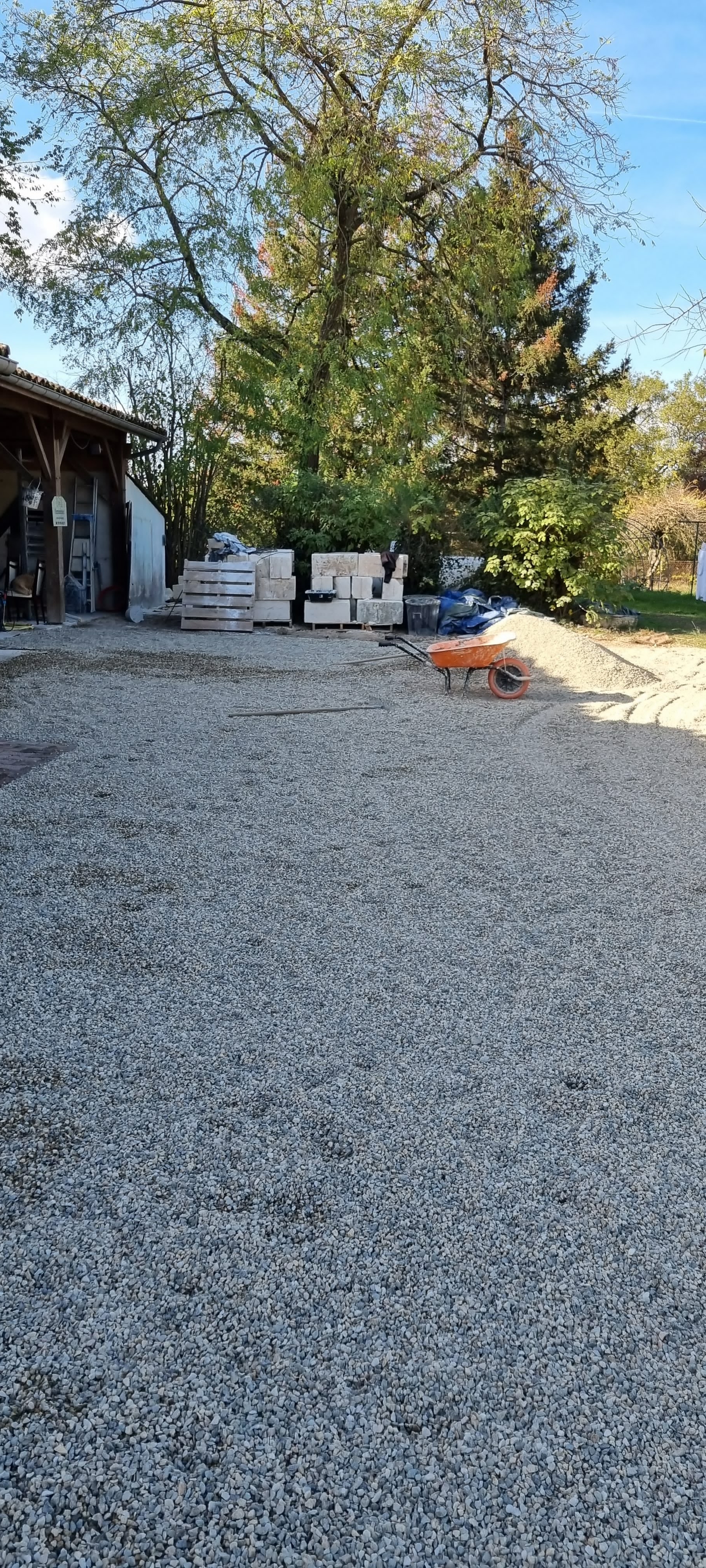 remise au propre d'une allée gravilloné