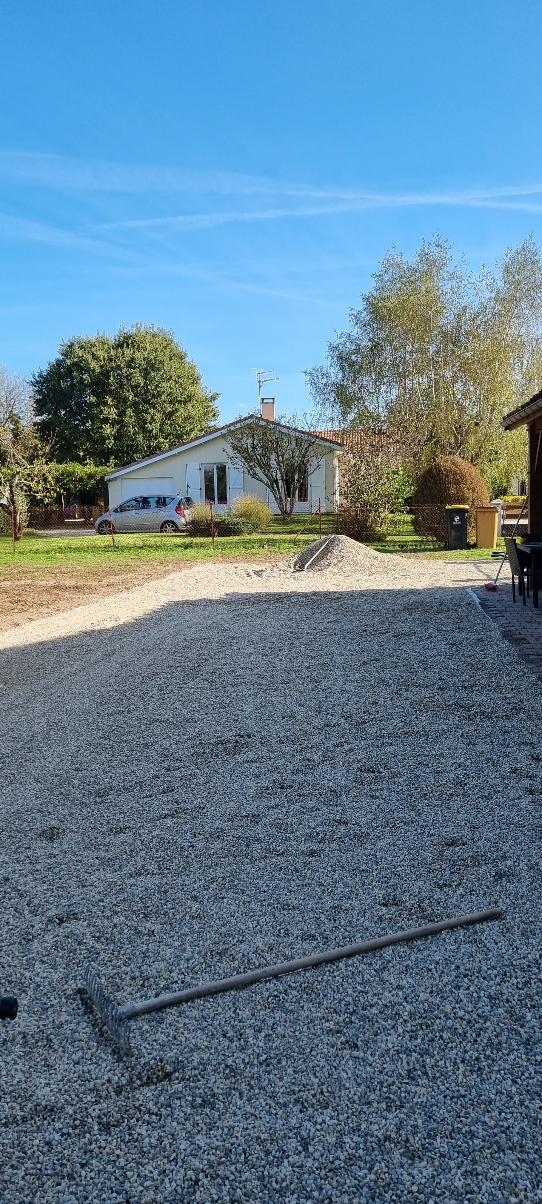 remise au propre d'une allée gravillonné