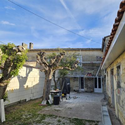 Restauration de façade et mur d'habitation à Catusseau