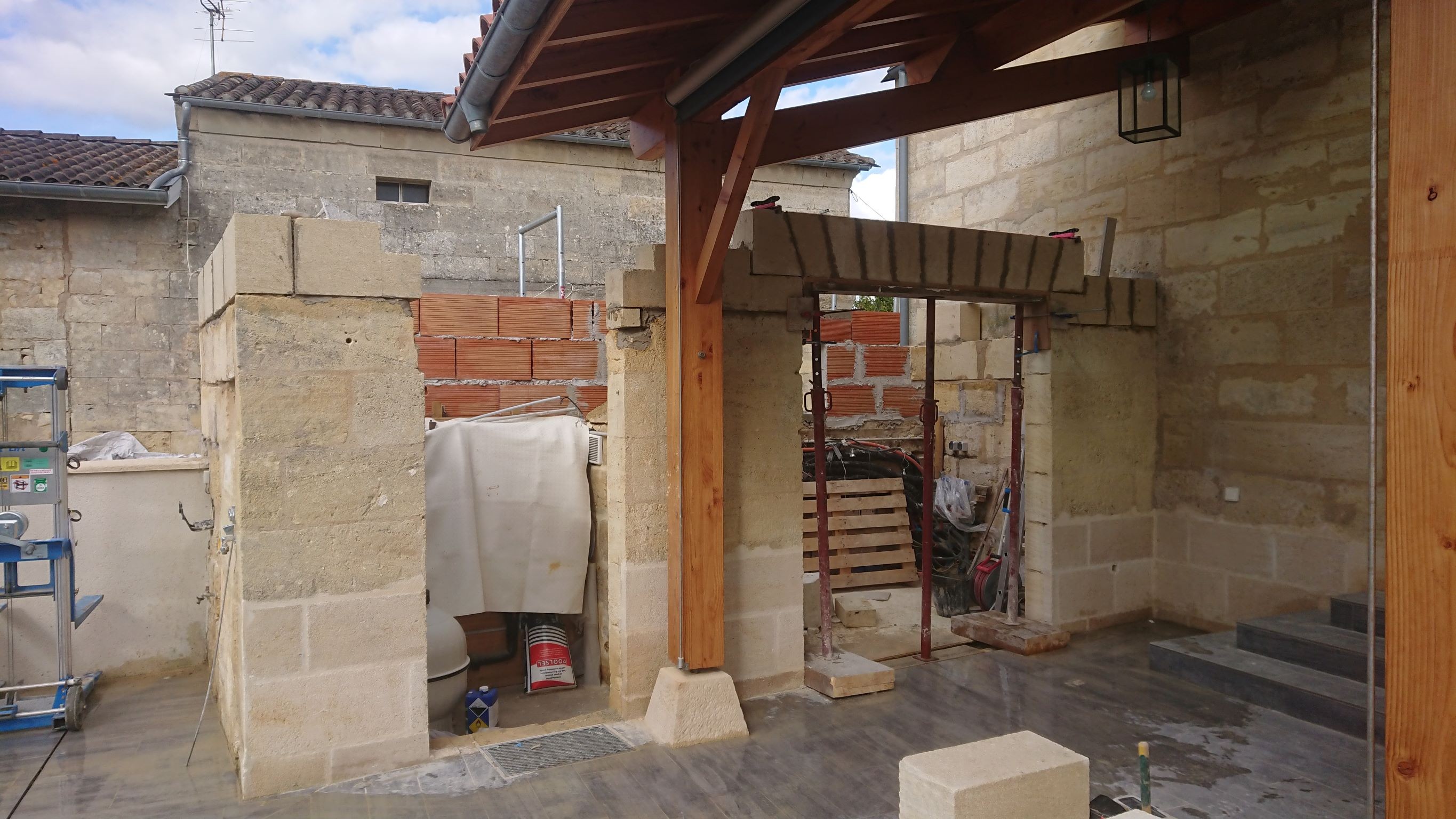 Restauration et réhausse en brique et pierre de taille