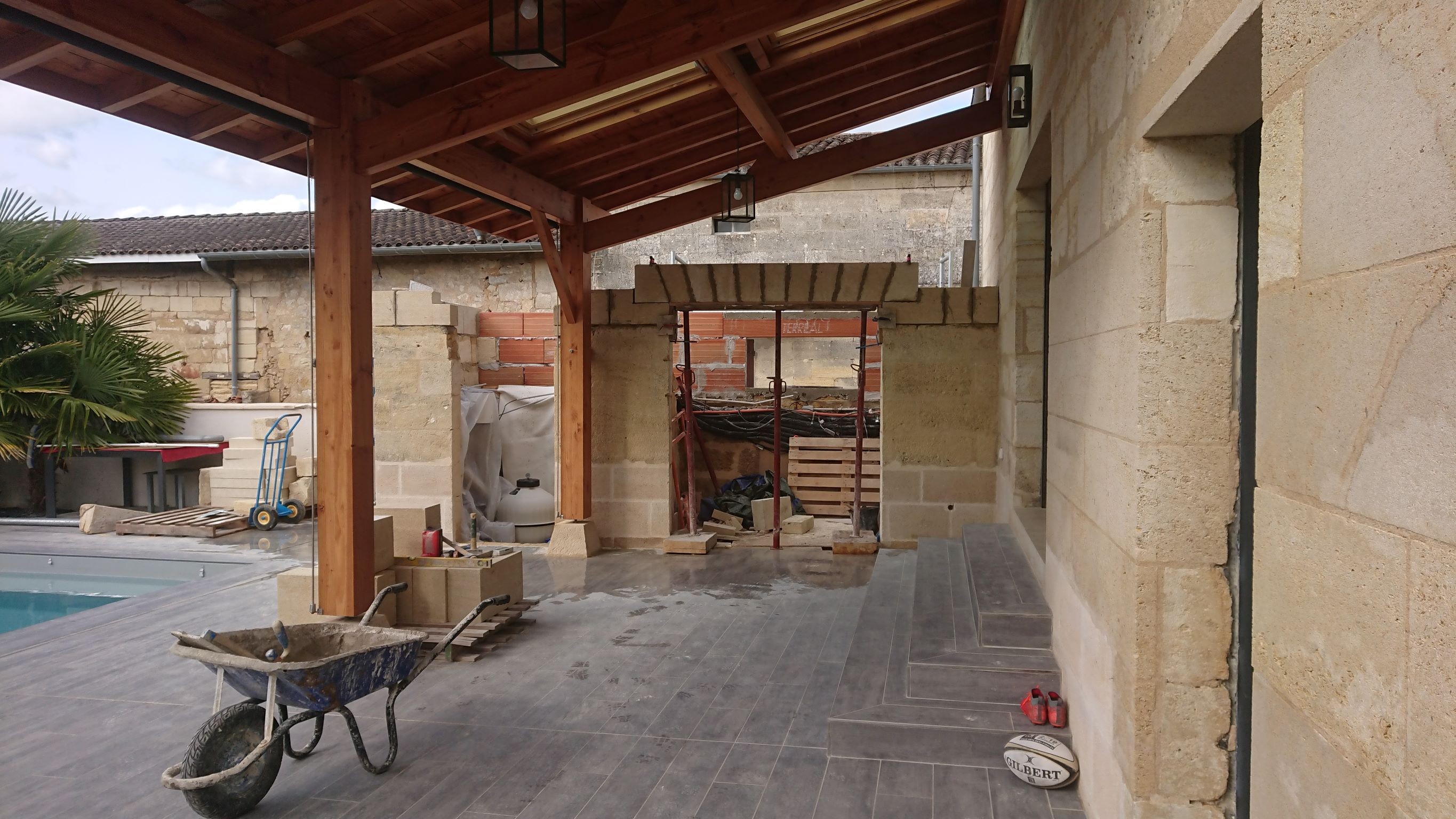 Restauration et réhausse en brique et pierre de taille