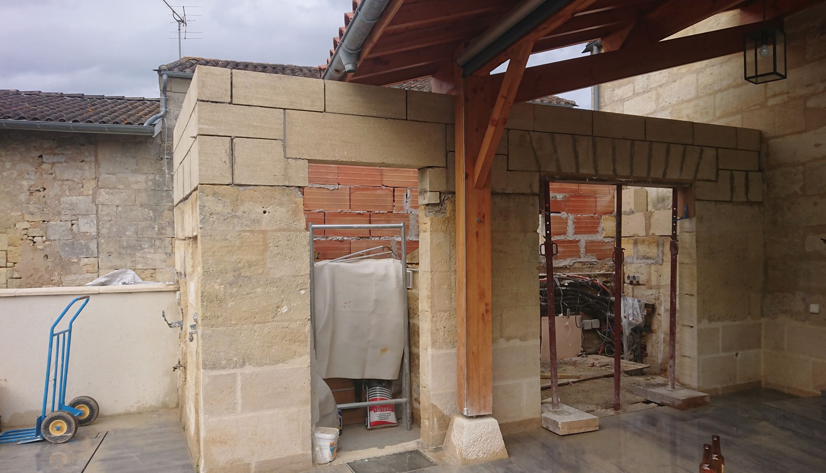 Restauration et réhausse en brique et pierre de taille