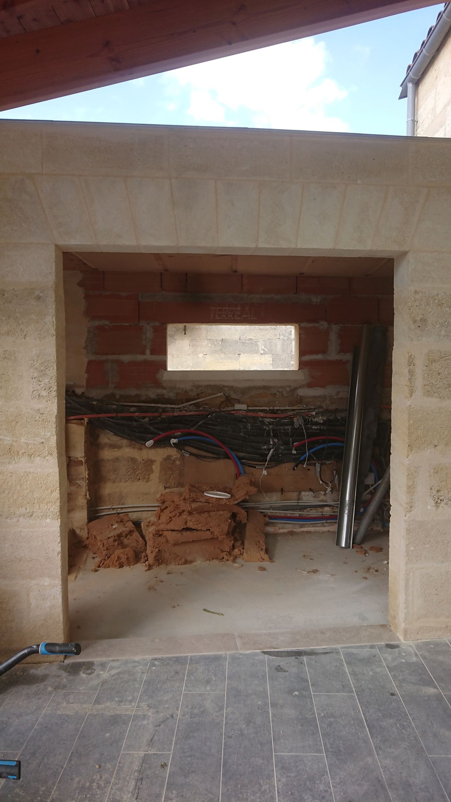 Restauration et réhausse en brique et pierre de taille
