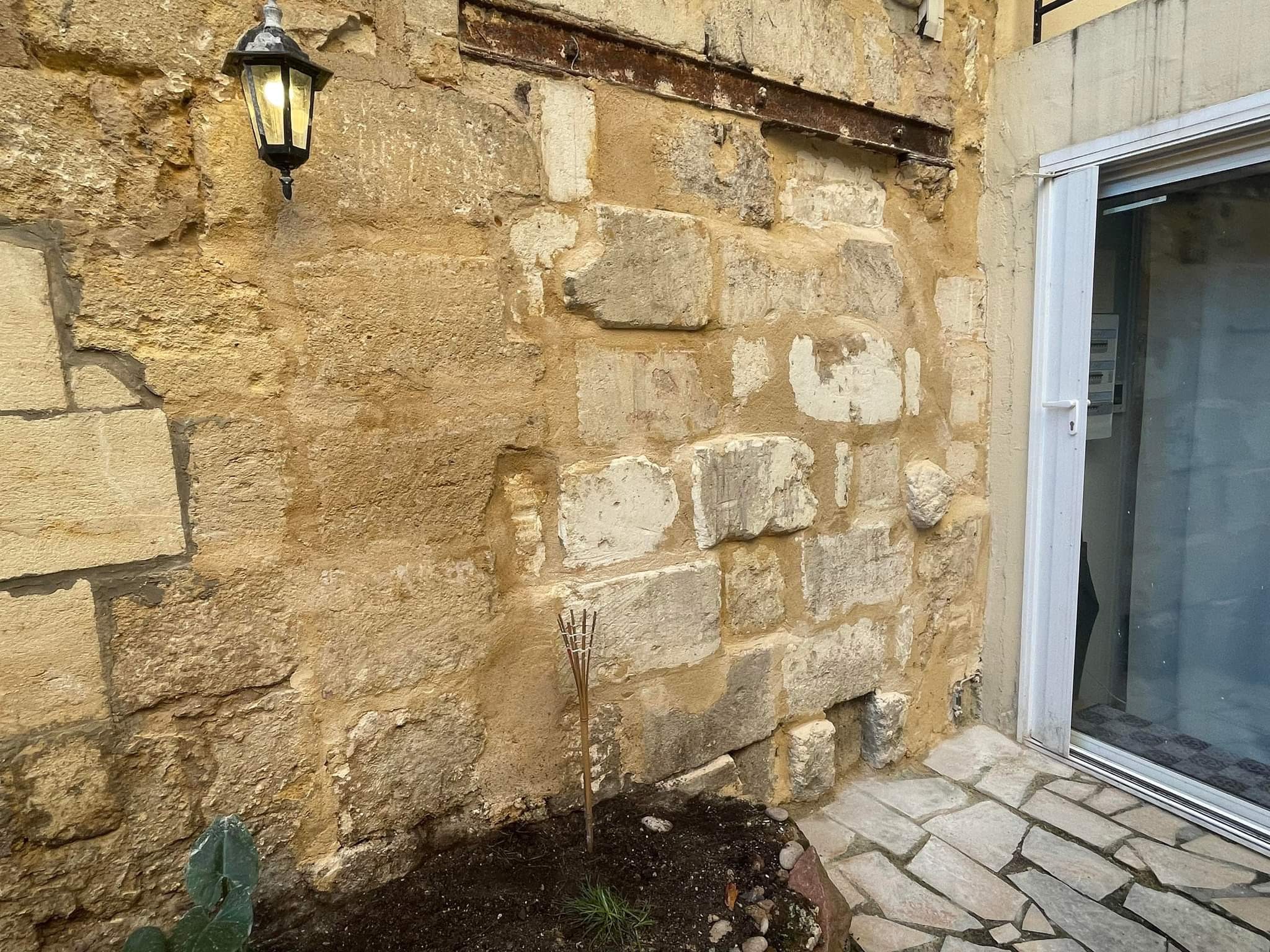 Rejointoiement des pierres délité